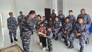 Danlanal-Kaimana-Mayor-Laut-P-Efraim-Pongsendana-menyerahkan-bingkisan.jpg