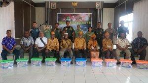 Danrem-182JO-Kolonel-Aswin-Kartawijaya-saat-membagikan-sembako-bagi-para-veteran.jpg