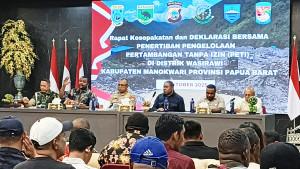 Deklarasi-Bersama-terkait-penertiban-aktivitas-Pertambangan-Tanpa-Izin-PETI-di-Distrik-Wasirawi.jpg