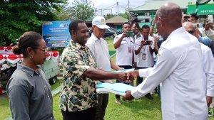 Dinas-Ketahanan-Pangan-Distan-Papua-Barat-serahkan-tiga-sertifikat-prima-3.jpg