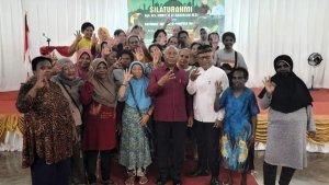 Dominggus-Mandacan-dan-warga-fakfak.jpg