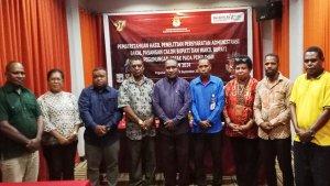 Foto-bersama-saat-penyerahan-resume-hasil-pemeriksaan-dari-KPU-Pegunungan-Arfak.jpg