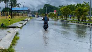 Genangan-air-di-Jalan-Utarum-Air-Merah-Kabupaten-Kaimana-akibat-drainase-tidak-berfungsi-baik.jpg