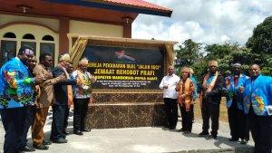 Hermus-Indou-dan-Dominggus-Mandacan-meresmikan-gereja.jpg