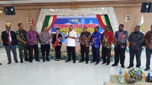 Hermus-Indou-dan-Pdt-Hugo-Warpur-membuka-Musyawarah-Kerja-BKAG.jpg