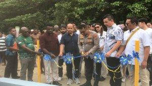 Johnny-Eddizon-Isir-didampingi-Bupati-Kaimana-Freddy-Thie.jpg