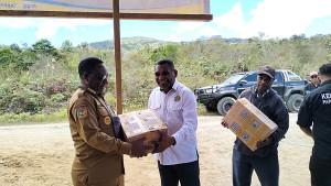 Kakanwil-Kemenag-Papua-Barat-Luksen-Jems-Mayor-menyerahkan-bantuan-Alkitab.jpg