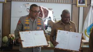 Kapolda-Papua-Barat-Irjen-Jhonny-Edizon-Isir-dan-Gubernur-Papua-Barat-Dominggus-Mandacan.jpg