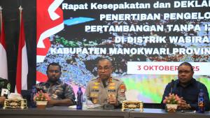 Kapolda-Papua-Barat-Irjen-Johnny-Eddizon-Isirsoal-tambang-ilegal.jpg