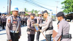 Kapolres-Kaimana-AKBP-Satria-Dwi-Dharma-saat-mencoret-foto-oknum-personel.jpg