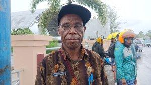 Kepala-Dinas-Ketahanan-Pangan-Papua-Barat-Lasarus-Ullo-Minggu-05112023.jpg