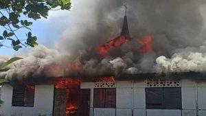Kobaran-api-yang-membakar-bagian-atap-sebuah-bangunan-gereja-kosong.jpg