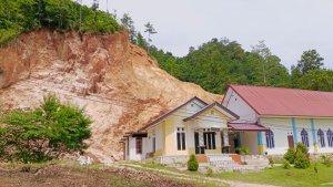 Lokasi-longsor-dan-tampak-depan-rumah-pastori-dan-Gereja-GKIOmnusur.jpg