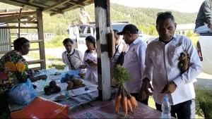 Luksen-Jems-Mayor-bersama-rombongan-membeli-hasil-kebun-mama-mama-Papua.jpg