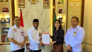 Luksen-Jems-Mayor-dan-Manajer-Bisnis-TribunPapuaBaratcom-Sherly.jpg