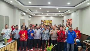 Luksen-Jems-Mayor-dan-Wakil-Gubernur-Papua-Barat-Ahmad-Nausrau.jpg