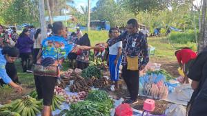 Luksen-Jems-Mayor-membeli-dagangan-mama-mama-Papua-di-Kampung-Saukori.jpg