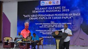 Luksen-Jems-Mayor-menjadi-pemateri-dalam-seminar-nasional.jpg