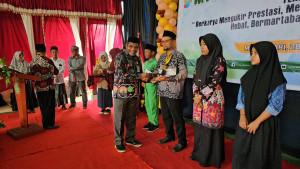 Luksen-Jems-Mayor-saat-Pembinaan-Guru-dan-Staf-MTsN-ManokwarI.jpg