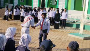 Luksen-Jems-Mayor-saat-memimpin-apel-pagi-Madrasah-Tsanawiyah-Kota-Sorong.jpg