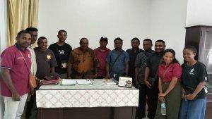 Mahasiswa-bertemu-Plt-Kepala-Disdik-Teluk-Bintuni-Yohanes-Asmorom.jpg