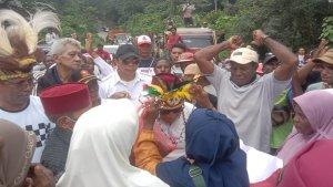 Masyarakat-menjemput-Robet-Manibuy-dan-Ali-Ibrahim-Bauw.jpg
