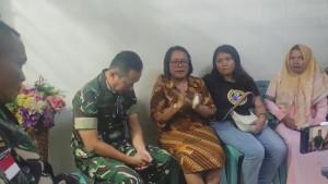 Pangdam-IXUdayana-saat-di-rumah-duka-Prada-Lucky-Namo.jpg