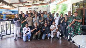 Pangdam-XVIIIKasuari-Mayjen-Cristian-K-Tehuteru-berfoto-bersama-sejumlah-wartawan.jpg