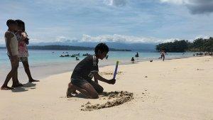 papuabarat/Para-pengunjung-di-kawasan-wisata-Pantai-Pasir-Putih-Manokwari.jpg