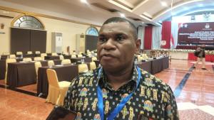 Paskalis-Semunya-memberikan-keterangan-kepada-wartawan.jpg
