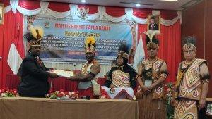 Paskalis-Semunya-menyerahkan-dokumen-paslon-Pilkada-gubernur-Papua-Barat.jpg
