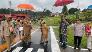 Paulus-Waterpauw-saat-tiba-di-Bandar-Udara-Torea.jpg