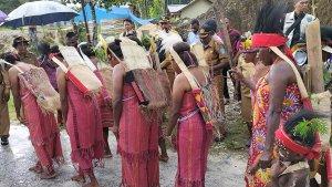 Penari-sedang-berjalan-sambil-mepertunjukkan-gerakan-tarian-bowe-di-Kampung-Sire.jpg