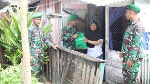 Personel-Batalyon-764-Iamba-Baua-Kaimana-saat-menyerahkan-sembako.jpg
