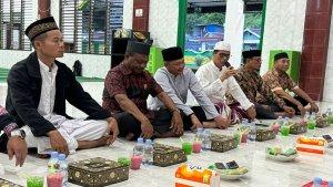 Petrus-Kasihiw-duduk-bersila-bersama-umat-Muslim-saat-Safari-Ramadan.jpg