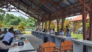 Petrus-Kasihiw-memimpin-rapat-dengan-OPD-di-Pasar-Manimeri.jpg