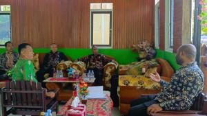 Piet-Bukorsyom-beraudiensi-dengan-Sekretaris-Daerah-Manokwari-Selatan-Adolof-Kawey.jpg