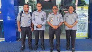 Piet-Bukorsyom-bertemu-Kakanwil-Kemenkum-Papua-Anthonius-M-Ayorbaba.jpg