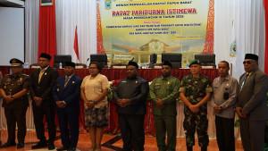 Piet-Bukorsyom-menghadiri-pelantikan-anggota-DPR-Papua-Barat.jpg