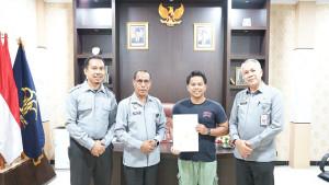 Piet-Bukorsyom-menyerahkan-sertifikat-merek-ke-pemilik-usaha-kuliner-lokal.jpg