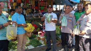 Pj-Sekda-Papua-Barat-belanja-di-Pasar-Sanggeng.jpg