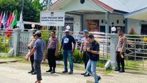 Polres-Teluk-Wondama-berjaga-di-sekitar-kawasan-kantor-KPU-Teluk-Wondama.jpg