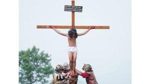Proses-teatrikal-penyaliban-Yesus-di-Kampung-Brongkendik.jpg