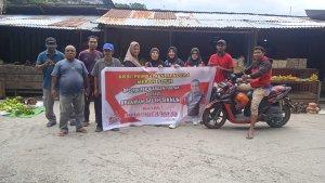 Relawan-Saleh-Siknun-membagikan-500-Bendera-Merah-Putih-di-pasar.jpg