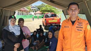 Reza-Afriyanto-bersama-keluarga-dari-korban-tenggelam.jpg