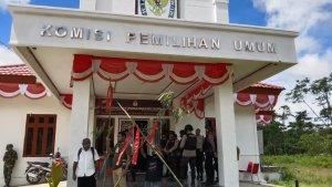 Ritual-adat-Palang-Kantor-kpu.jpg