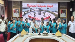 Samaun-Dahlan-melepas-13-karateka-usia-dini-di-Kantor-Bupati-Fakfak.jpg