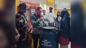 Samaun-Dahlan-menyerahkan-bantuan-tong-atau-drum-air-untuk-warga-Kelurahan-Wagom.jpg