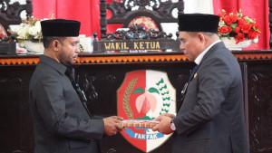 Samaun-Dahlan-menyerahkan-dokumen-yang-dibahas-dalam-sidang-penetapan-APBD-Perubahan.jpg