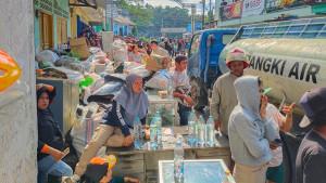 Sejumlah-pemilik-toko-di-Kompleks-Pertokoan-Izak-Telussa-Kabupaten-Fakfak.jpg
